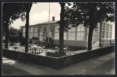 AK Altenhof-Werbellinsee, FDGB-Heim Strandpavillon, Terrasse am See