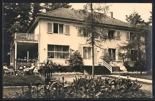 AK Neuglobsow, FDGB-Ferienheim Haus Waldfrieden mit Garten