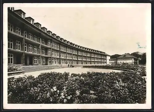 AK Dölau / Halle, Luftwaffenlazarett Halle-Dölau mit Garten