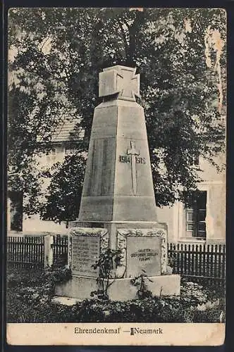 AK Neumark /Thüringen, Blick auf das Ehrendenkmal