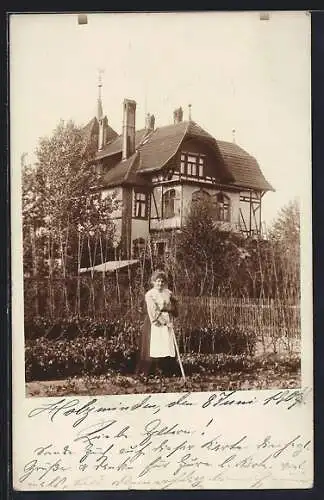 Foto-AK Holzminden, Frau bei der Gartenarbeit vor einer Villa
