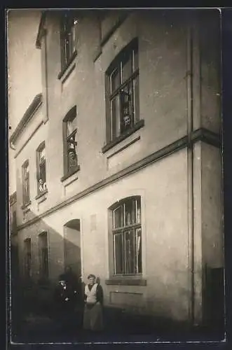 Foto-AK Höxter, Wohnhaus mit Anwohnern 1914