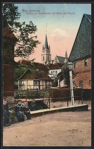 AK Bad Driburg, Partie am Kesselbach mit Blick auf Kirche, Kindergruppe