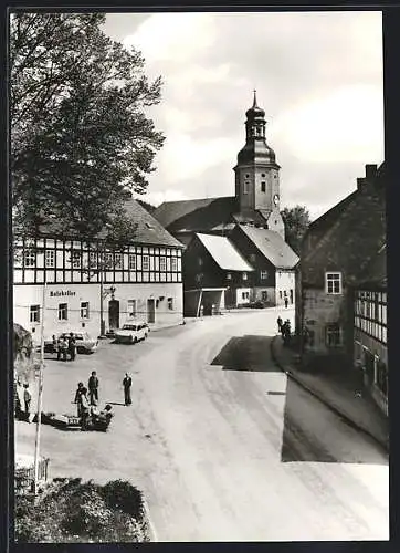 AK Geising /Kr. Dippoldiswalde, Hauptstrasse mit Gasthaus Ratskeller und Kirche