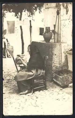 Foto-AK Soller /Mallorca, Alte Frau am Spinnrocken