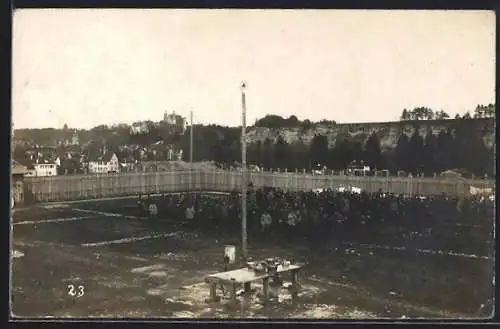 AK Landsberg /Lech, Kriegsgefangenenlager, Eingezäunter Hof mit Kriegsgefangenen und Ortsblick aus der Vogelschau