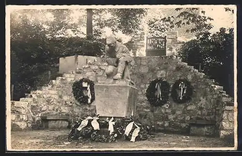 AK Hoheneggelsen, Kriegerdenkmal an der Nordseite der Kirche, mit Kränzen, ca. 1930