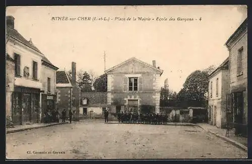 AK Athée-sur-Cher, Place de la Mairie, Ecole des Garcons