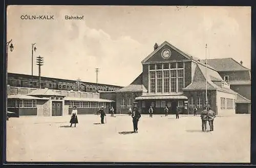 AK Köln-Kalk, Bahnhof mit Vorplatz und fahrendem Zug