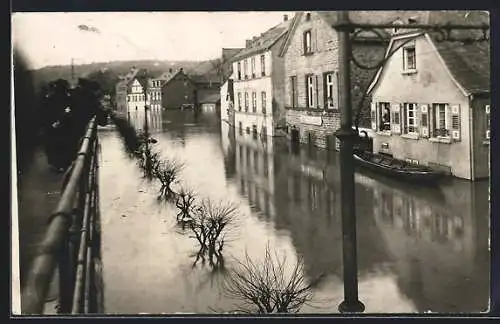 Foto-AK Vallendar, Hochwasser, Überschwemmte Strasse mit Menschen auf einer Brücke