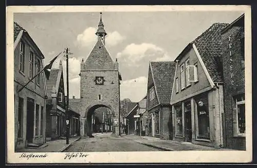 AK Fürstenau / Hann., Hohes Tor mit Strasse und Geschäften