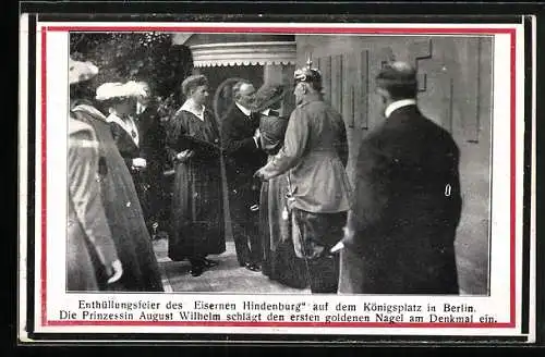 AK Berlin, Enthüllungsfeier des Eisernen Hindenburg, Prinzessin August Wilhelm von Preussen schlägt den ersten Nagel ein