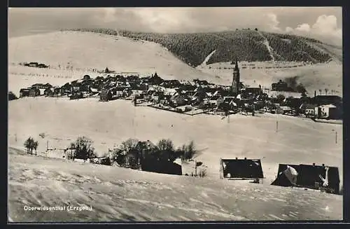 AK Oberwiesenthal /Erzgeb., Ortsansicht im Schnee