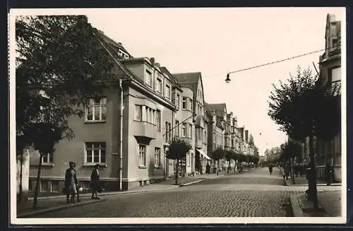 AK Zeulenroda, Stalinstrasse mit Passantinnen