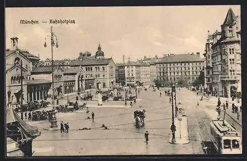 AK München, Bahnhofsplatz mit Droschkenparkplatz