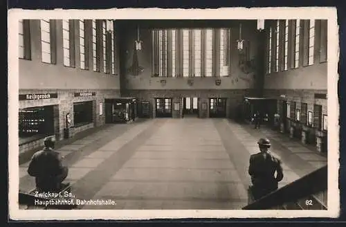 AK Zwickau i. Sa., Hauptbahnhof, Bahnhofshalle mit Gepäckschalter