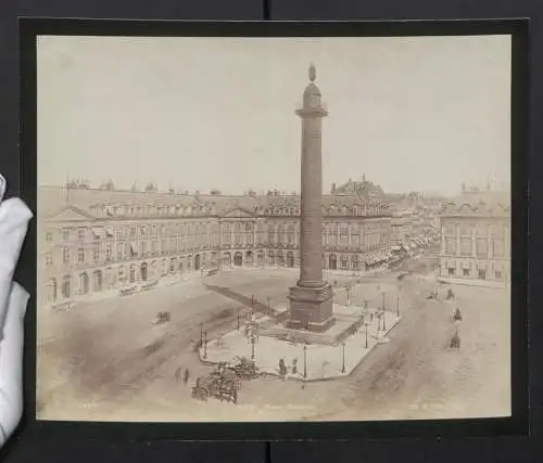Fotografie Ed. H. Edit, Paris, Ansicht Paris, Place Vendome, Denkmal mit umliegenden Geschäfts - & Wohnhäusern