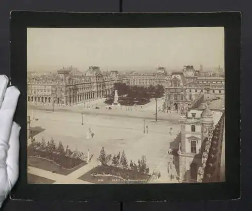 Fotografie X. Phot. Neurdein Freres, Ansicht Paris, Le Nouveau Louvre, schöne Panorama-Ansicht mit Vorplatz
