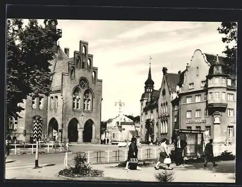 AK Nauen / Funkstadt, Rathaus und Kreissparkasse