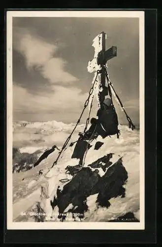 AK Eine Bergsteigerin am Gipfelkreuz des Grossglockner