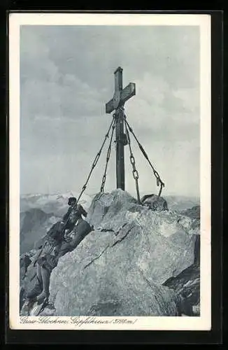 AK Drei Bergsteiger am Gipfelkreuz des Grossglockner