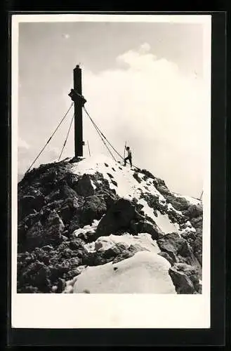 AK Ein einsamer Bergsteiger am Gipfelkreuz auf dem Grossen Priel