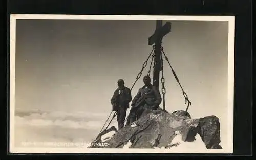 AK Zwei Bergsteiger am Gipfelkreuz des Grossglockner