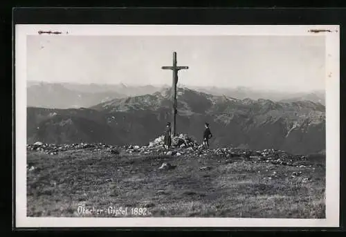 AK Zwei Wanderer am Gipfelkreuz auf dem Ötscher