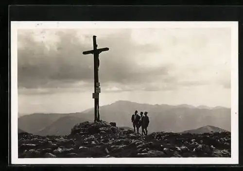 AK Drei Wanderer am Gipfelkreuz auf dem Ötscher