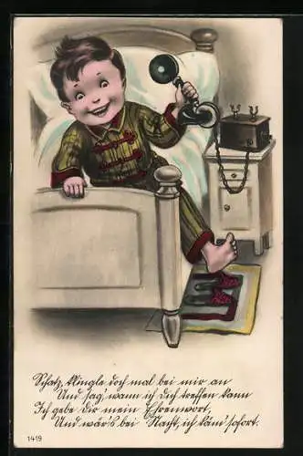 AK Lachendes Kind sitzt mit einem Telefon auf dem Bett