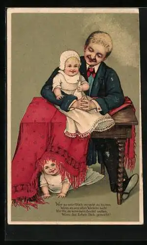 Künstler-AK Mann mit Kleinkind im Arm, ein weiteres krabbelt unter dem Tisch