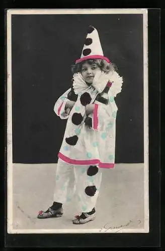AK Kind im Harlekin Kostüm mit Weinflaschen