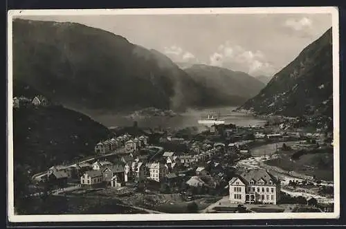 AK Odda, Hardangerfjord, Ortsansicht mit Hafen und Gebirge