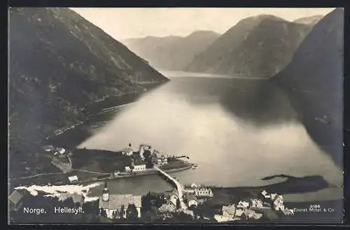 AK Geiranger, Ortspartie am Seeufer im Gebirge