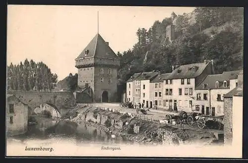 AK Luxembourg, Siechengass, Strassenpartie mit Brücke und Turm