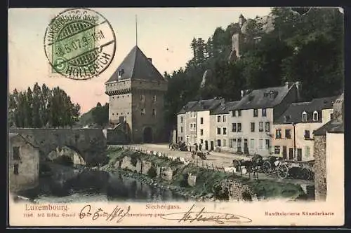 AK Luxembourg, Siechengass, Strassenpartie mit Brücke und Turm