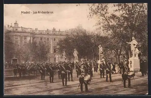 AK Madrid, Los Alabarderos, Parade mit musizierenden soldaten