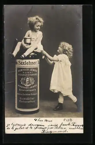 AK Reklame für Hunyadi János Bittersalzquelle von Andreas Saxlehner, Mädchen auf Riesenflasche