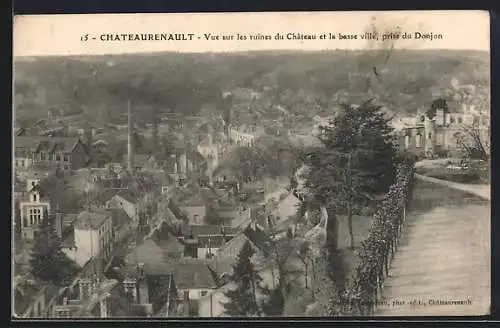 AK Chateaurenault /Indre-et-Loire, Vue sur les ruines du Chateau et la basse ville, prise du Donjon