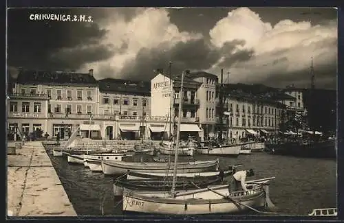 AK Crikvenica, Hafen mit Hotel Belle-Vue und Geschäften