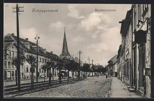 AK Schöppenstedt, Stobenstrasse mit Bahnstrecke und Kirche