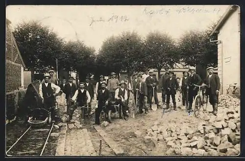 Foto-AK Bad Oldesloe, Strassenbau Karl u. Wilhelm Jesse im Jahr 1912