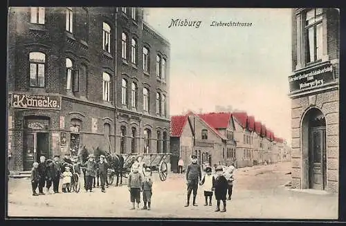 AK Misburg, Liebrechtstrasse mit Geschäft von Richard Könecke und Gasthaus, Kinder mit Pferdekarren