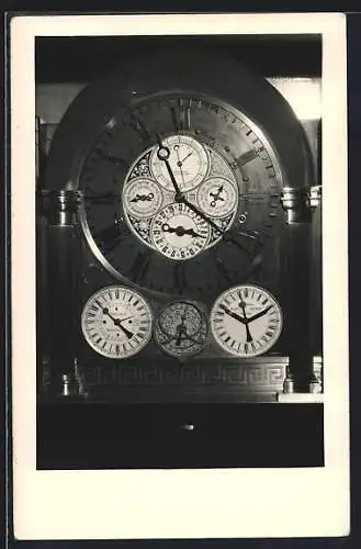 AK Uhr mit Anzeigen für Tag, Wochentag, Monat, Tierkreiszeichen und Mondlauf