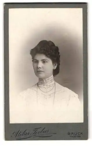 Fotografie Atelier Ferbus, Bruck a. d. Leitha, Wienerstrasse, Junge Dame mit hochgestecktem Haar