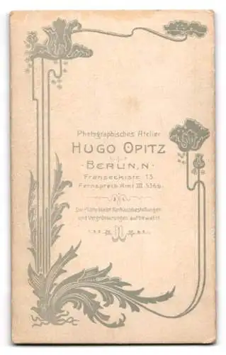 Fotografie Hugo Opitz, Berlin, Franseckistr. 13, Junge Dame im Kleid mit Buch