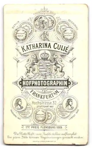 Fotografie Katharina Culié, Frankfurt a. M., Hochstr. 32, Junger Herr im Anzug mit Krawatte