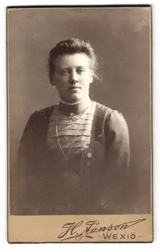 Fotografie H. Jönson, Wexiö, Kronobergsgatan 4, Junge Dame im modischen Kleid