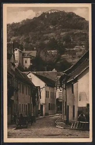 AK Bad Blankenburg / Thür., Strassenpartie Brauhausgasse mit Greifenstein