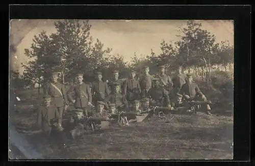 Foto-AK Soldaten in Uniform bei der Ausbildung am MG